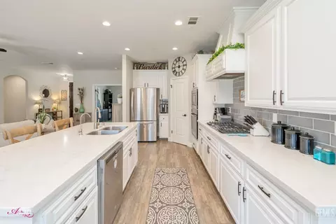 Kitchen - 10319 Bluffshadow Dr, Bakersfield, CA 93306 photo 3 of 6
