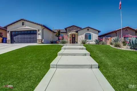 Exterior - 10319 Bluffshadow Dr, Bakersfield, CA 93306 photo 2 of 13