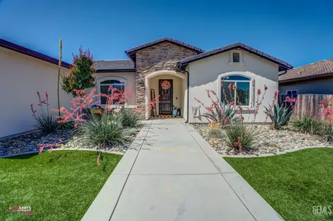 Exterior - 10319 Bluffshadow Dr, Bakersfield, CA 93306 photo 5 of 13