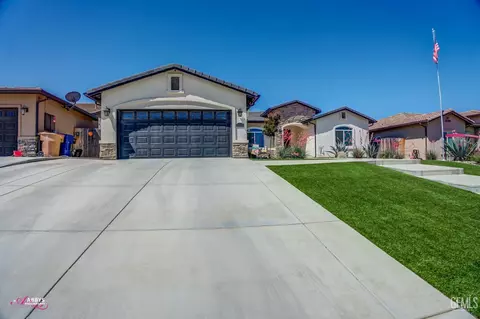 Exterior - 10319 Bluffshadow Dr, Bakersfield, CA 93306 photo 4 of 13