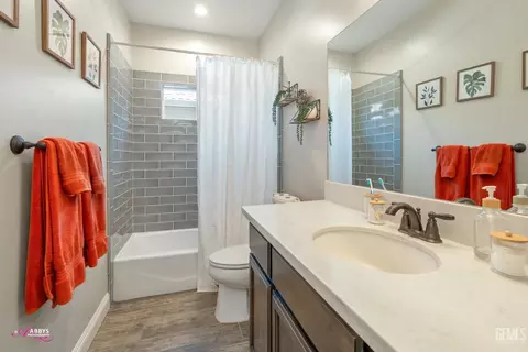 Bath - 10319 Bluffshadow Dr, Bakersfield, CA 93306 photo 4 of 4