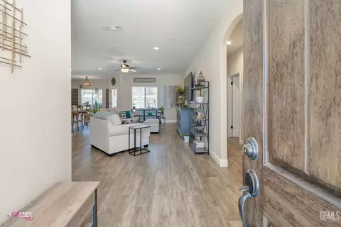 Entry Way - 10319 Bluffshadow Dr, Bakersfield, CA 93306 photo 1 of 2