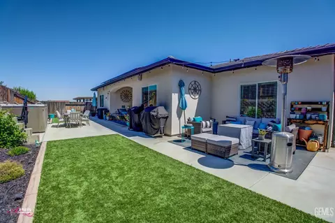 Exterior - 10319 Bluffshadow Dr, Bakersfield, CA 93306 photo 8 of 13