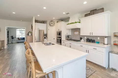 Kitchen - 10319 Bluffshadow Dr, Bakersfield, CA 93306 photo 2 of 6