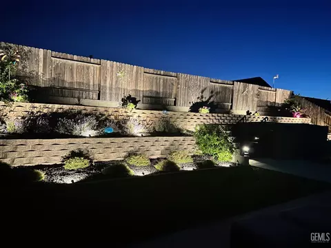 Exterior - 10319 Bluffshadow Dr, Bakersfield, CA 93306 photo 12 of 13