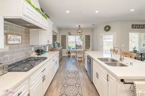 Kitchen - 10319 Bluffshadow Dr, Bakersfield, CA 93306 photo 5 of 6