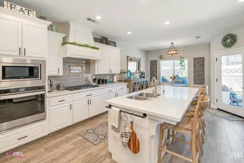Kitchen - 10319 Bluffshadow Dr, Bakersfield, CA 93306 photo 4 of 6