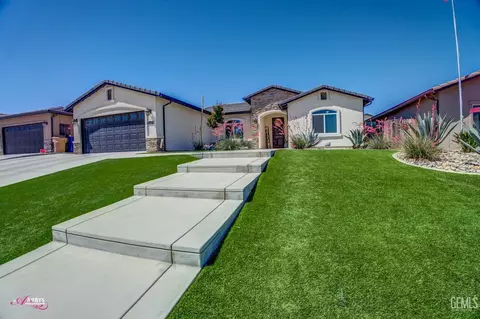 Exterior - 10319 Bluffshadow Dr, Bakersfield, CA 93306 photo 3 of 13