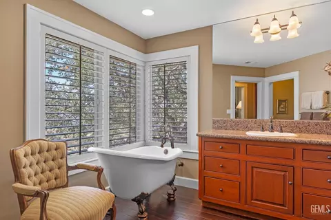 Bath - 28901 Ridgeview Ct, Tehachapi, CA 93561 photo 6 of 7