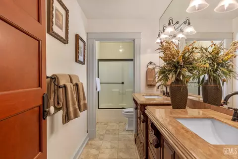 Bath - 28901 Ridgeview Ct, Tehachapi, CA 93561 photo 4 of 7