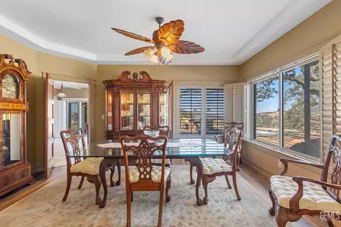Dining - 28901 Ridgeview Ct, Tehachapi, CA 93561 photo 2 of 3