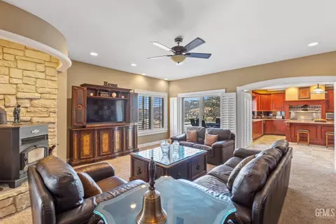 Living - 28901 Ridgeview Ct, Tehachapi, CA 93561 photo 3 of 6