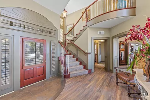 Entry Way - 28901 Ridgeview Ct, Tehachapi, CA 93561 photo 9 of 12