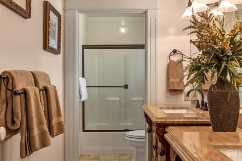 Bath - 28901 Ridgeview Ct, Tehachapi, CA 93561 photo 3 of 7