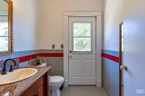 Bath - 28901 Ridgeview Ct, Tehachapi, CA 93561 photo 2 of 7
