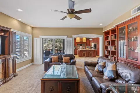 Living - 28901 Ridgeview Ct, Tehachapi, CA 93561 photo 2 of 6