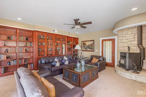 Living - 28901 Ridgeview Ct, Tehachapi, CA 93561 photo 1 of 6
