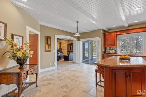 Entry Way - 28901 Ridgeview Ct, Tehachapi, CA 93561 photo 3 of 12