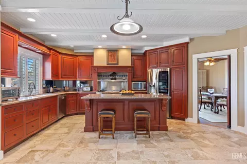 Kitchen - 28901 Ridgeview Ct, Tehachapi, CA 93561 photo 2 of 3