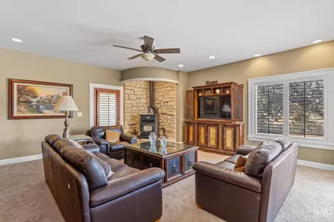 Living - 28901 Ridgeview Ct, Tehachapi, CA 93561 photo 4 of 6