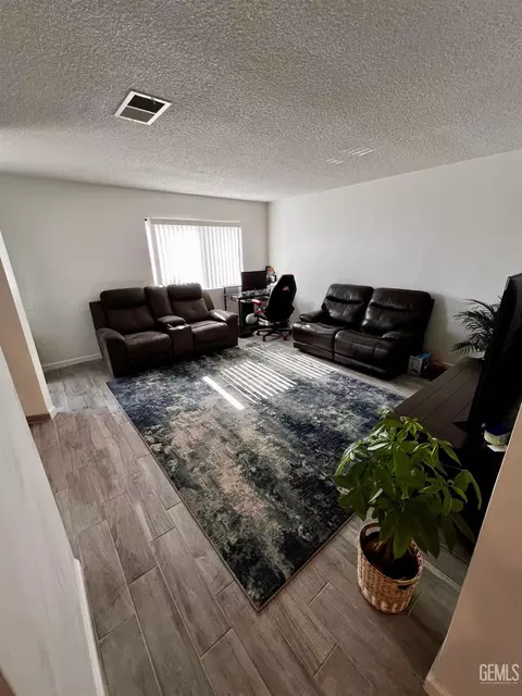Living - 712 Iris St, Bakersfield, CA 93308 photo 1 of 1