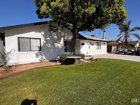 Exterior - 712 Iris St, Bakersfield, CA 93308 photo 1 of 6