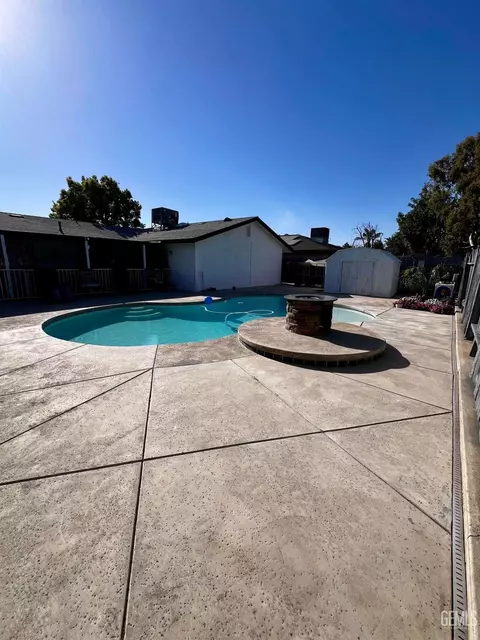 Exterior - 712 Iris St, Bakersfield, CA 93308 photo 4 of 6