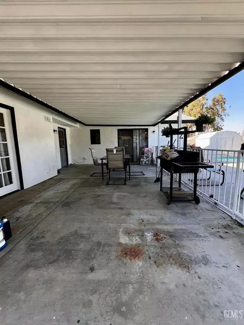 Exterior - 712 Iris St, Bakersfield, CA 93308 photo 5 of 6