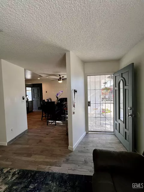 Entry Way - 712 Iris St, Bakersfield, CA 93308 photo 3 of 3