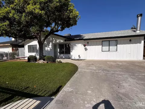 Exterior - 712 Iris St, Bakersfield, CA 93308 photo 2 of 6