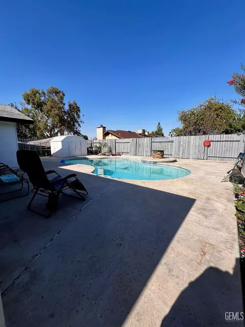 Exterior - 712 Iris St, Bakersfield, CA 93308 photo 3 of 6
