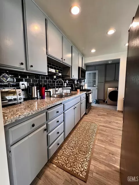 Kitchen - 712 Iris St, Bakersfield, CA 93308 photo 1 of 1