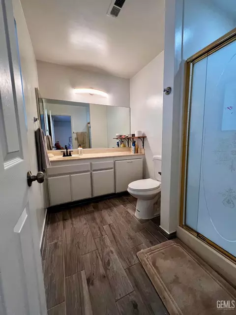 Bath - 712 Iris St, Bakersfield, CA 93308 photo 1 of 2