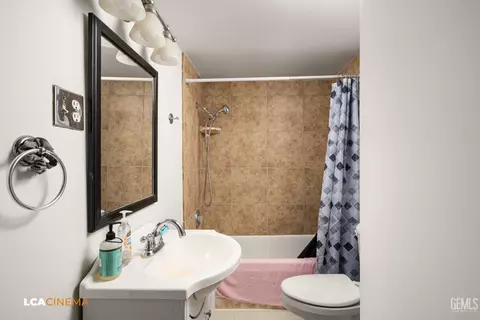 Bath - 600 D St, Taft, CA 93268 photo 1 of 3