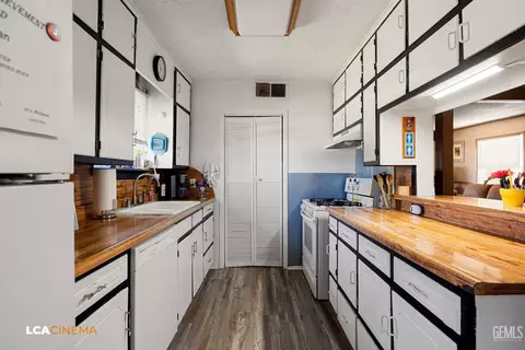 Kitchen - 600 D St, Taft, CA 93268 photo 1 of 1