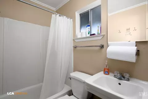 Bath - 600 D St, Taft, CA 93268 photo 3 of 3