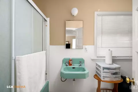 Bath - 600 D St, Taft, CA 93268 photo 2 of 3