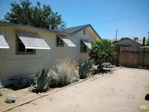 Exterior - 210 E St, Taft, CA 93268 photo 6 of 6