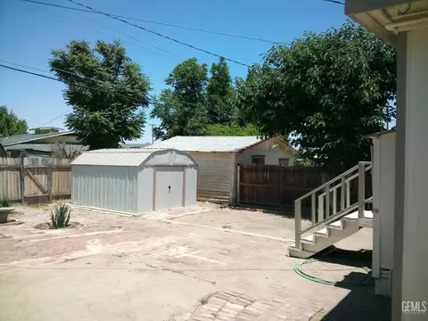 Exterior - 210 E St, Taft, CA 93268 photo 3 of 6