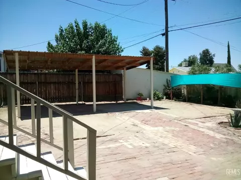 Exterior - 210 E St, Taft, CA 93268 photo 4 of 6
