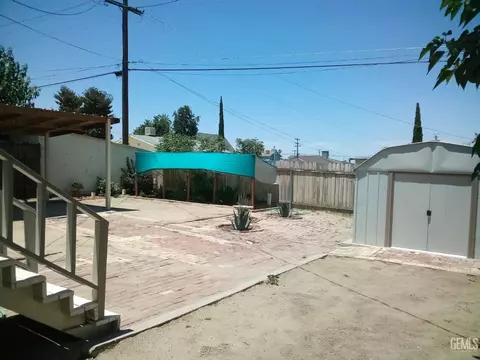 Exterior - 210 E St, Taft, CA 93268 photo 2 of 6