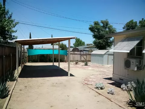 Exterior - 210 E St, Taft, CA 93268 photo 5 of 6