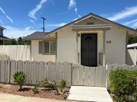Exterior - 210 E St, Taft, CA 93268 photo 1 of 6