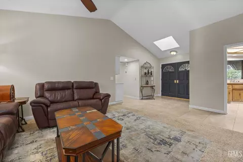 5701 Oakleaf St, Bakersfield, CA 93308 photo 9