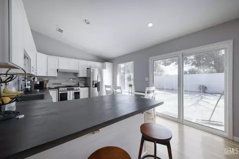Kitchen - 4504 Tea Tree Ct, Bakersfield, CA 93304 photo 4 of 4
