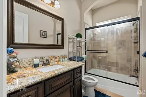 9200 Rockhampton Dr, Bakersfield, CA 93313 photo 8