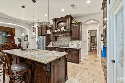 9200 Rockhampton Dr, Bakersfield, CA 93313 photo 14