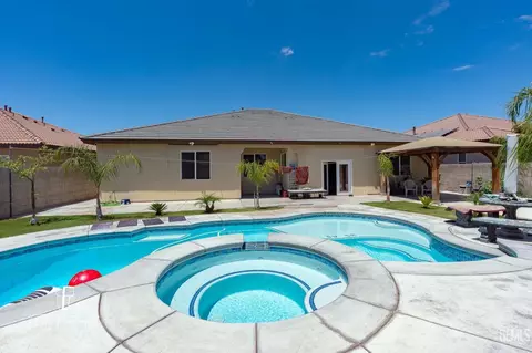 9200 Rockhampton Dr, Bakersfield, CA 93313 photo 2