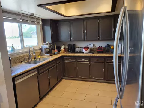 Kitchen - 4508 Adidas Ct, Bakersfield, CA 93313 photo 3 of 4