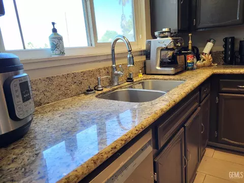 Kitchen - 4508 Adidas Ct, Bakersfield, CA 93313 photo 4 of 4